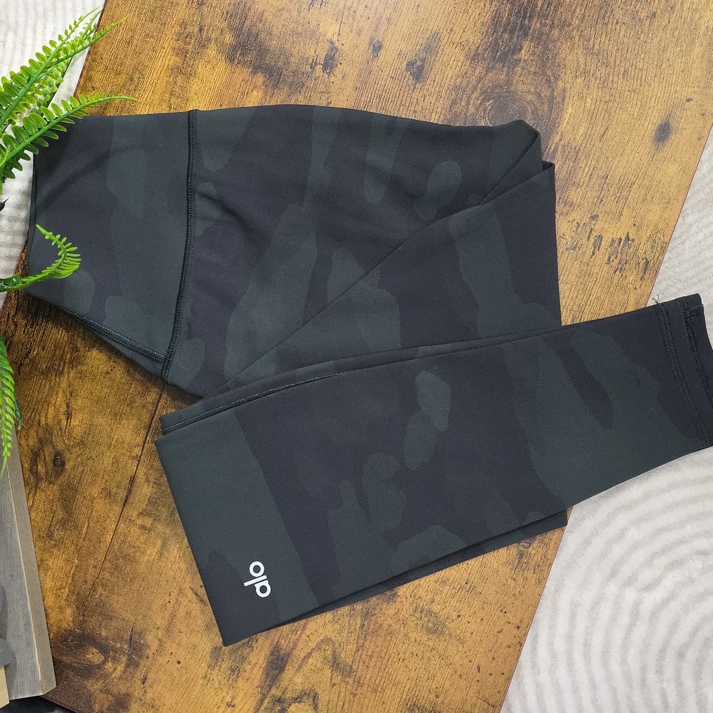 Alo Yoga Hunter Camo High-Waist Vapor Leggings - Picture 3 of 8